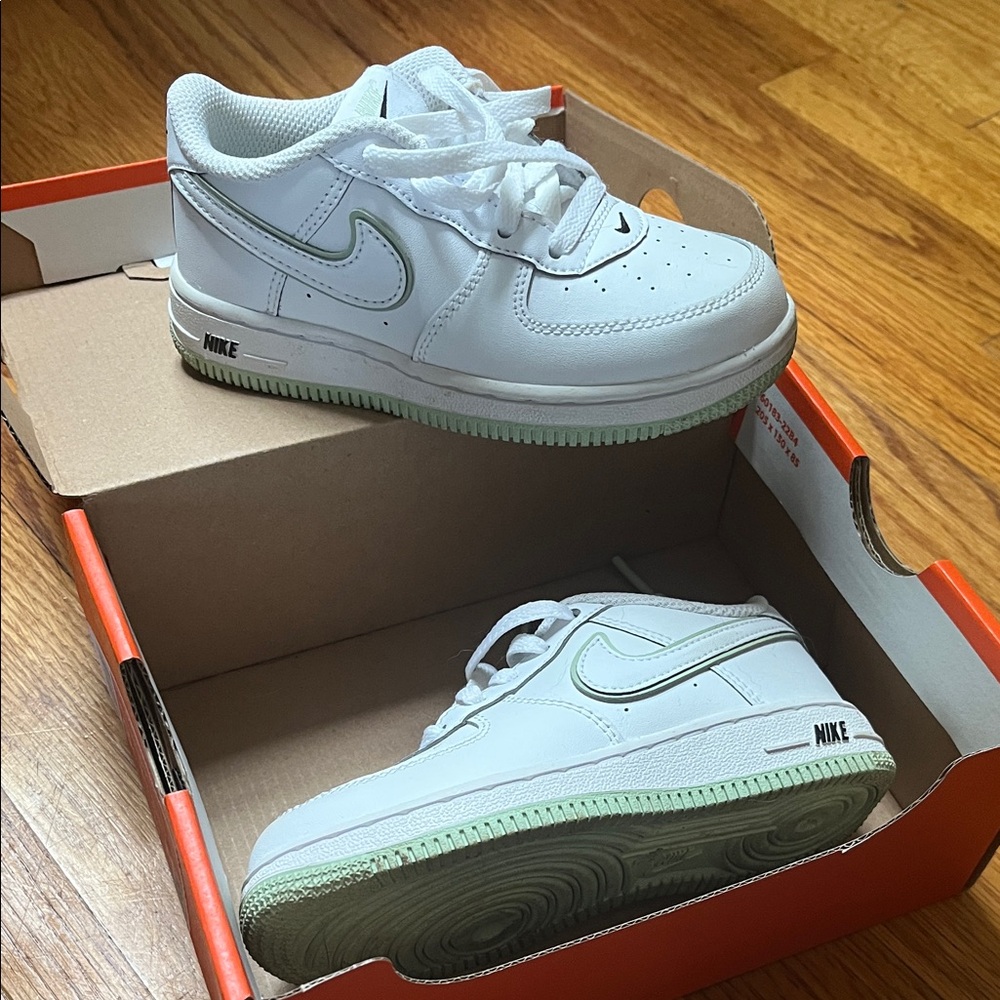 Nike White and Green Sneakers